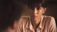 Deadly Tropics – Mélissa (Sonia Rolland) wird von ihren Kollegen eingehend befragt, um den genauen Hergang und die Hintergründe von Alexis Tod aufzuklären.