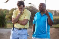 Death in Paradise – Commissioner Patterson (Don Warrington, r.) hilft DI Parker (Ralf Little, l.), sein Golfspiel zu verbessern. Doch für Parker wird aus dem Spiel blanker Ernst. Denn es hat sich zuvor ein schrecklicher Mord auf dem Golfplatz ereignet.