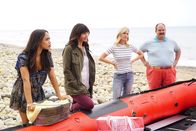 The Last Man on Earth – (v.l.n.r.) Todd (Mel Rodriguez), Jasper (Keith L. Williams), Melissa (January Jones), Carol (Kristen Schaal), Phil (Will Forte), Erica (Cleopatra Coleman) und Gail (Mary Steenburgen)