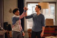 Call Me Kat – Carter (Julian Gant, l.); Max (Cheyenne Jackson, r.)