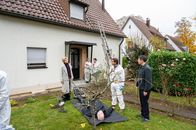 SOKO Stuttgart – Tatort Hausdach: Nachdem ein Bezirksschornsteinfeger vom Dach gestürzt ist, ist schnell klar, dass er gestoßen wurde. Das bestätigt Rechtsmediziner Dr. Benedikt Förster (Florian Wünsche, 2.v.r.) den Kommissaren Martina Seiffert (Astrid M. Fünderich, l.) und Rico Sander (Benjamin Strecker, r.).