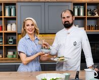 Silvia kocht – Silvia Schneider, Lukas Nagl („Spinatsalat mit Kernöl, Chili und Honig“ und „Gedämpfter Zander mit 7 Kräuter, Spinat und Gersten Miso“).