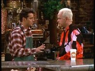 Friends – Joey (Matt LeBlanc, l.) hat einen Job in Gunthers (James Michael Tyler, r.) Café angenommen.