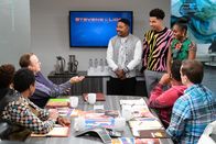 Black-ish – (v.li.): Deon Cole (Charlie Telphy), Wanda Sykes (Daphne Lido), Peter Mackenzie (Mr. Stevens), Allen Maldonado (Curti), Marcus Scribner (Andre ‚Junior‘ Johnson jr.), Geffri Maya (Zion), Anthony Anderson (Andre ‚Dre‘ Johnson), Jeff Meacham (Josh).