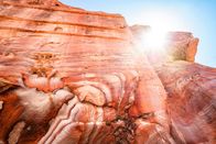 Welten-Saga – Die Felsenstadt Petra in Jordanien liegt in einer rosaroten Felsenlandschaft bei Wadi Musa in Jordanien.