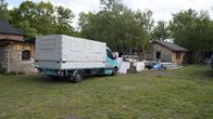 Die rbb Reporter – Alle zwei Wochen belädt Frank Jäckel seinen Kleinlaster mit Hühnern und Enten und fährt über die Lausitzer Dörfer. Mal 300, mal 600 Tiere hat der 59-Jährige auf der Rückbank in dem eigens dafür konstruierten rollenden Hühnerhotel.