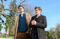 Sturm der Liebe – Ragnar (Jeroen Engelsman, r.) erzählt Henry (Patrick Dollmann, l.) besorgt, von seinen Problemen in Island.