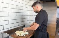 Küchen der Welt – Chefkoch Ali Ghzawi bereitet Maqluba zu – ein Rezept, das seiner Meinung nach viel Mut erfordert.