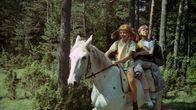 Pippi Langstrumpf – Pippi Langstrumpfs (Inger Nilsson, l.) Pferd, der "Kleine Onkel", ist für die drei Ausreißer das erste Transportmittel auf der Walz.