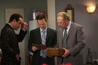 Monk – Captain Leland Stottlemeyer (Ted Levine, r.) und Lt. Randall Disher (Jason Gray-Stanford, M.) sind fest davon überzeugt, dass Monk (Tony Shalhoub, l.) die Verdächtige Leyla nur deshalb für unschuldig hält, weil er sich in die verliebt hat.