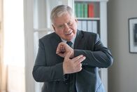 Der Staatsanwalt – Oberstaatsanwalt Bernd Reuther (Rainer Hunold) rekonstruiert einen Tathergang.