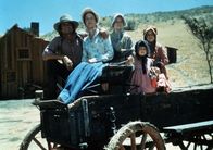 Unsere kleine Farm – (v.l.n.r.) Charles Ingalls (Michael Landon); Caroline Ingalls (Karen Grassle); ); Mary Ingalls (Melissa Sue Anderson); Carrie Ingalls (Lindsay Sidney Greenbush); Laura Ingalls (Melissa Gilbert)