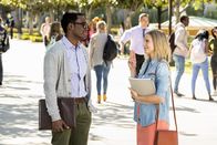 The Good Place – Chidi (William Jackson Harper, l.); Eleanor (Kristen Bell, r.)