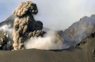 Leben mit Vulkanen – Der Sakurajima spuckt eine Aschewolke in die Luft.