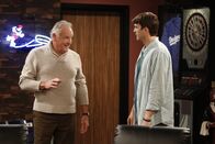 Two and a Half Men – Verstehen sich prächtig: Rick (Bill Smitrovich, l.) und Walden (Ashton Kutcher, r.) ...