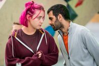 WIR – Emre (Erol Afsin) hofft, dass seine Tochter Pinar und Katha (Bineta Hansen) sich beim Klettern besser kennenlernen.