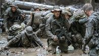 Fremdenlegion – Soldaten trainieren die Evakuierung einer Person im Schlammgraben.