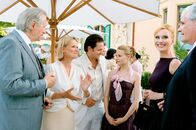 Arme Millionäre – Die Gabriels (v.re.: Sky du Mont, Andrea Sawatzki) erscheinen auf der Verlobungsfeier ihrer Tochter Lilo (Mavie Hörbiger, 3.v.re.) mit dem Sproß der Levenkrons (v.li.: Reiner Schöne, Claudia Rieschel), Julian (Johannes Zirner, 3.v.li.).