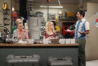 The Big Bang Theory – (v.l.n.r.) Kaley Cuoco als Penny, Melissa Rauch ald Bernadette, Kunal Nayyar als Raj