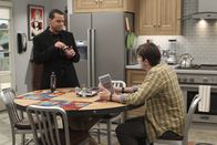 Two and a Half Men – Während Alan (Jon Cryer, l.) versucht, sich mit Lyndseys neuem Freund anzufreunden, steht Walden (Ashton Kutcher, r.) Jenny zur Seite ...