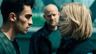Informant - Angst über der Stadt – Erpressen Raza (Ivar Wafaei) mit der Ausweisung seiner Freundin: Gabriel Bach (Jürgen Vogel) und Holly Valentin (Elisa Schlott).