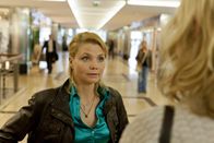 Danni Lowinski – Um ihre Steuerschulden abzutragen, hat Danni (Annette Frier) das rettende Angebot von Oliver Schmidt annehmen müssen. Da sie glaubt, sie habe sowieso keine Verhandlungsposition, unterschreibt sie sein Angebot, ohne sich den Vertrag durchzulesen ...
