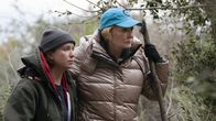 Hacks – Deborah (Jean Smart, r.) kämpft mit einer Schreibblockade und Ava (Hannah Einbinder, l.) mit einem gebrochenen Herzen. Ein Ausflug in die Wälder von Pennsylvania soll helfen, wird aber dann zur echten Herausforderung.