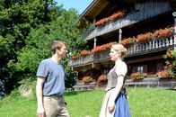 Der Bergdoktor – Susanne (Natalie O'Hara, r.) macht Hans (Heiko Ruprecht, l.) klar, dass sein Verhalten ihre Beziehung kaputt macht.