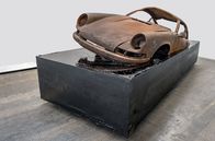 Petro-Melancholie – Der in Asphalt versenkte Porsche des Künstlers Albert Schöpflin ist Sinnbild einer zu Ende gehenden Ära.