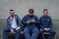 Im Knast – Manni (Tristan Seith, M.) versucht verzweifelt mit links zu schreiben. Der Graf (Manuel Rubey, r.) leidet unter Hautauschlag und Erdem (Denis Moschitto, l.) ist der neue Boss.