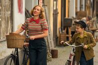 Jojo Rabbit – Rosie (Scarlett Johansson) und Jojo (Roman Griffin Davis)