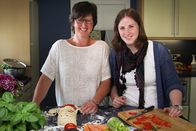 Zu Tisch ... – Gill Mellor und Tochter Kate lieben die traditionelle Küche, auch wenn ihnen die klassischen Yorkshire-Gerichte im Alltag zu schwer sind.