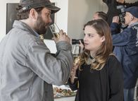 jerks. – Fühlen sich noch etwas fehl am Platz: Jansa (Jansa Fritzti Bauer, r.) und Christian (Christian Ulmen, l.) auf der Charity-Veranstaltung in Phelines und Fahris Haus ...