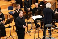 Sir Simon Rattle dirigiert die Matthäuspassion – Sir Simon Rattle dirigiert die Matthäuspassion: Chor und Symphonieorchester des Bayerischen Rundfunks erweisen sich abermals als höchst flexible Klangkörper mit herausragenden Solisten. Bild: Tenor Andrew Staples.
