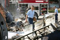 Mayday - Alarm im Cockpit – Kurz nach dem Start stürzt der TAM Flug 402 in ein Wohngebiet. Alle 95 Insassen und drei Menschen auf dem Boden sterben. Der brasilianische Ermittler Carlos Da Conceicao (Daniel Della Penna, M.) deckt schließlich zusammen mit seinen Kollegen aus den USA eine Reihe von technischen und menschlichen Fehlern auf ...