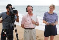 Death in Paradise – Von links: Andy Spriggs (Navin Chowdhry), Bill Calder (Ron Cook) und Pippa Mayhew (Olivia Poulet) begleiten den Dreh einer Fernsehsendung.