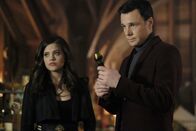 Charmed – Maggie Vera (Sarah Jeffery, l.); Harry Greenwood (Rupert Evans, r.)