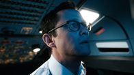Code 7500 – Pilot Tobias verfolgt über den Bildschirm, wie Entführer Besatzung und Passagiere der Maschine in ihre Gewalt bringen.