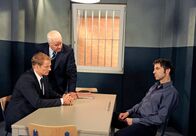 Rote Rosen – ARD ROTE ROSEN FOLGE 1141 Uhr im ERSTEN. Philipp (Thorsten Nindel, l.) fühlt sich überrumpelt, als Oberstaatsanwalt Held (Andreas Kaufmann, M.) für Falk (Guido Broscheit, r.) die Kronzeugenregelung ins Spiel bringt.