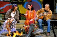 Edel & Starck – Felix vertritt Walter (Reiner Schöne, r.) und Anita Kilian (Cleo Kretschmer, M.), zwei alte Hippies, die wegen unsittlichen Nacktbadens angezeigt wurden.