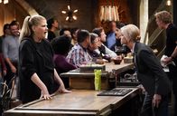 Mom – Tammy (Kristen Johnston, l.); Christy (Anna Faris, r.)