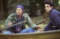 Gilmore Girls – Jess (Milo Ventimiglia, r.) soll zum Gilmore-Abendessen mitkommen, taucht aber viel zu spät und mit einem Veilchen dort auf. Er traut sich jedoch nur Luke (Scott Patterson, l.) zu erzählen, wie er das blaue Auge bekommen hat ...
