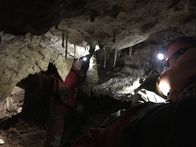 Faszination Erde – Höhlen sind wie Zeitkapseln. In ihren Formen lesen Geologen wie in einem Buch der Erdgeschichte, erkennen Spuren vergangener Naturereignisse, können auf die Umweltbedingungen der Oberwelt schließen. Aus den Stalagmiten des Höllochs lässt sich zum Beispiel die Klimageschichte der vergangenen 130.000 Jahre rekonstruieren.
