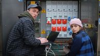 Die Pfefferkörner – Jasina (Sophia Grande) und Arvid (Justus Johanssen) versuchen, das Stromnetz der Stadt wieder in Gang zu bringen.