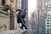 Ein Riskanter Plan – Der ehemalige Polizist Nick Cassidy (Sam Worthington) sitzt eine Haftstrafe ab, doch für die Beerdigung seines Vaters bekommt er Freigang und flüchtet. Daraufhin checkt er unter falschem Namen in ein Hotel in Manhattan ein und zieht schon bald die Aufmerksamkeit auf sich, denn Nick steht am Fenstersims und will scheinbar in den Tod springen - doch etwas hält ihn davon ab ...