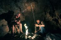 Löwenzahn Classics – Um seinem Nachbarn zu beweisen, dass es auch ohne die Errungenschaften der Zivilisation geht, will Peter (Peter Lustig Bauwagen) drei Tage wie ein Steinzeitmensch in der Wildnis leben.