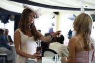 The Royals – Königin Helena möchte die Schwärmerei ihres Sohnes für Ophelia (Merritt Patterson, l.), die Tochter des Innenministers, unterbinden und lädt deshalb Liams Ex-Freundin Gemma (Sophie Colquhoun, r.) zur geplanten Party im Palastgarten ein. Das Aufeinandertreffen der Konkurrentinnen endet in einem wüsten Wetttrinken ...