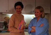 Kaisermühlen Blues – (v.li.) Andrea Händler (Irene Vesely), Marianne Mendt (Gitti Schimek).