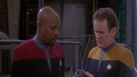 Star Trek - Deep Space Nine – Benjamin 'Ben' Sisko (Avery Brooks, l.) und Miles O'Brien (Miles O'Brien, r.)