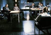 Basic Instinct – Catherine Tramell (Sharon Stone, re.) wird von einigen Polizisten verhört, darunter Detective Nick Curran (Michael Douglas, 2. v. li.) und sein cholerischer Kollege Gus (George Dzundza, li.).